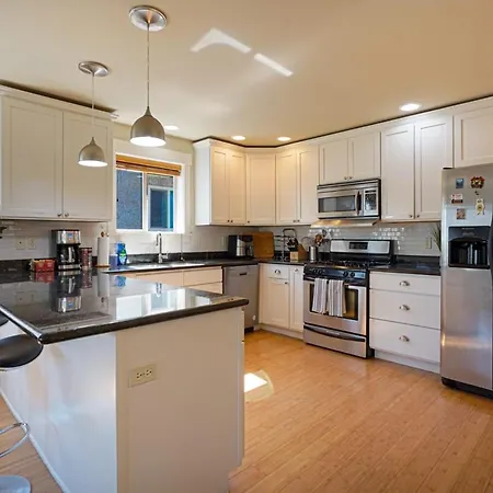 Stylish North Seattle Townhouse- Dual Master Suites Exterior photo