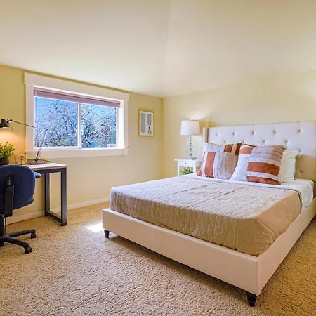 Stylish North Seattle Townhouse- Dual Master Suites Exterior photo