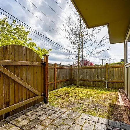 Stylish North Seattle Townhouse- Dual Master Suites Exterior photo
