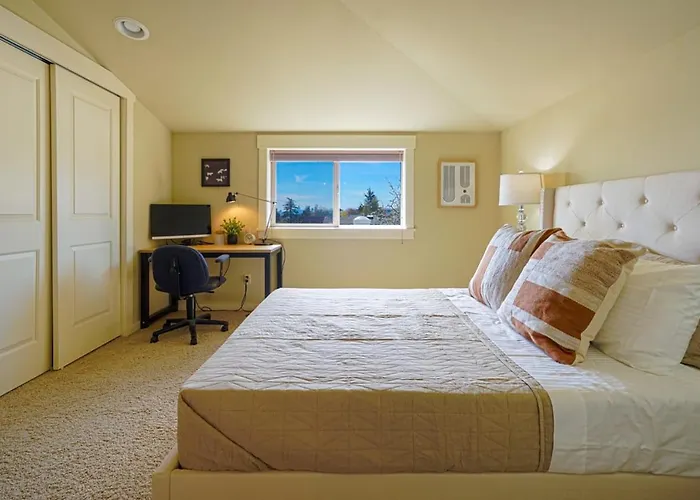 Stylish North Seattle Townhouse- Dual Master Suites