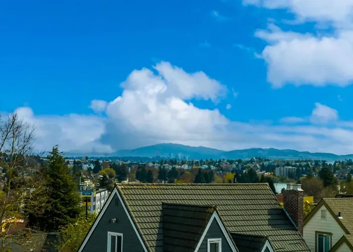 Stylish North Seattle Townhouse- Dual Master Suites